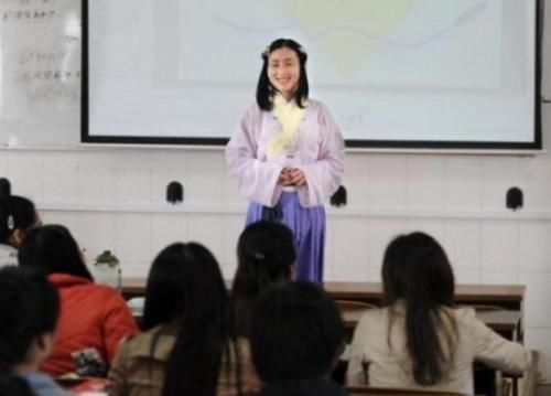 接地气@各科老师穿“汉服”,语文老师古香古韵,历史老师太接地气