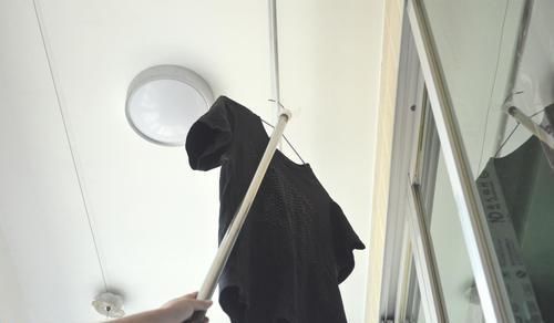 扫把上套个塑料瓶,放在家里特别实用,一年能省不少钱,涨知识了