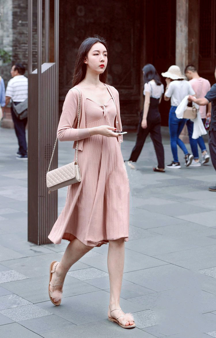 版型 短款开衫搭配吊带连衣裙,显得优雅而得体,女人味十足