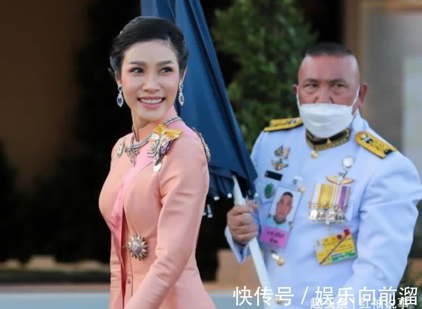 苏提达$36岁诗妮娜虚荣心强,用大黑伞代替华盖,集体亮相时终于露馅了