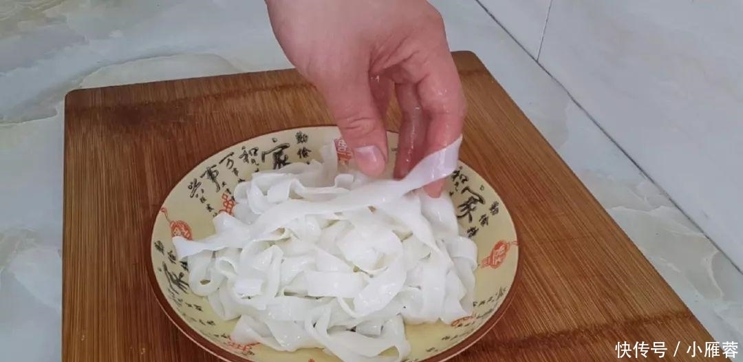 凉皮这样做,教你简单一做,比凉皮凉面都好吃,老婆一盘不够吃