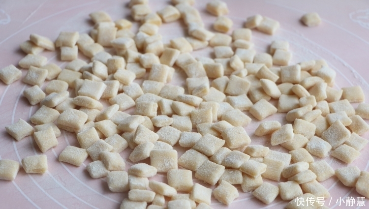 面粉里加2个鸡蛋,不用蒸不用炸,健康好吃,女儿一口一个停不了