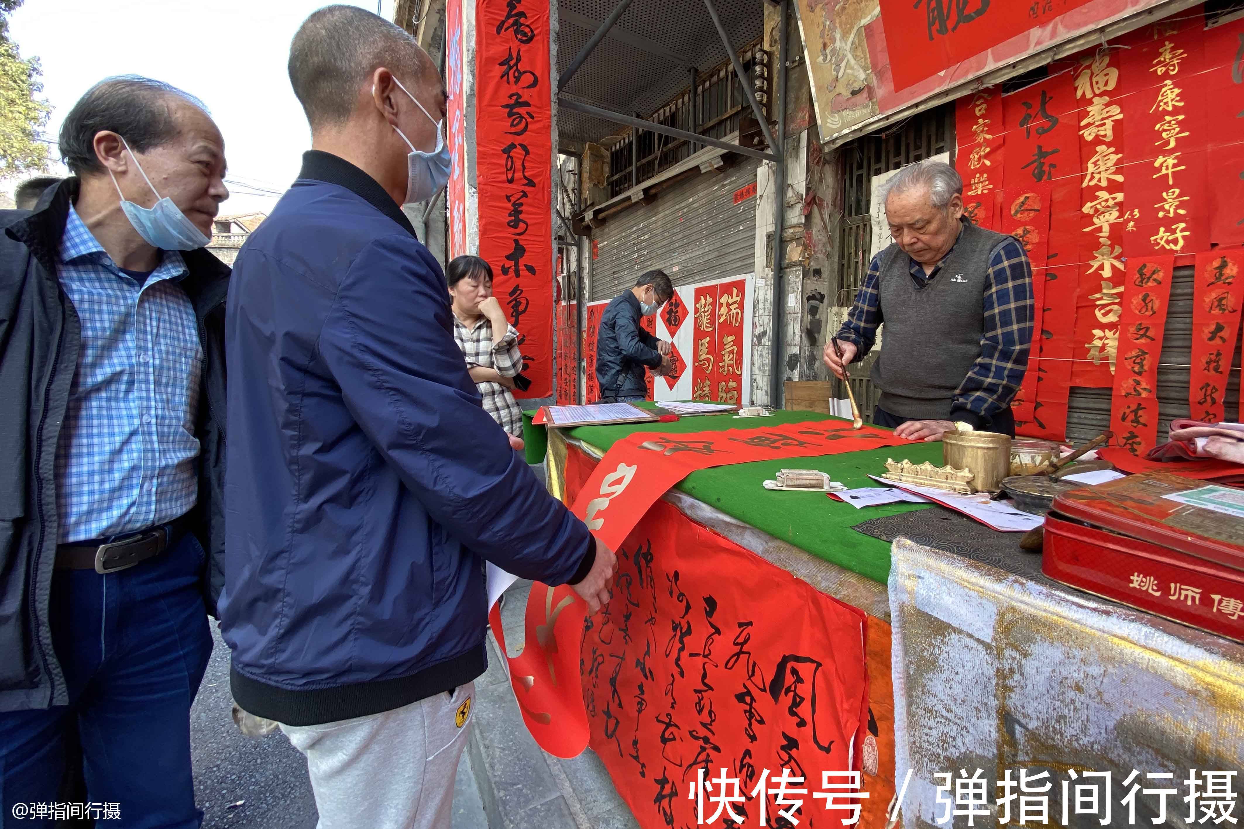 春联&佛山最有年味的老街，百米街道挂满春联，组合体书法外地人难看懂