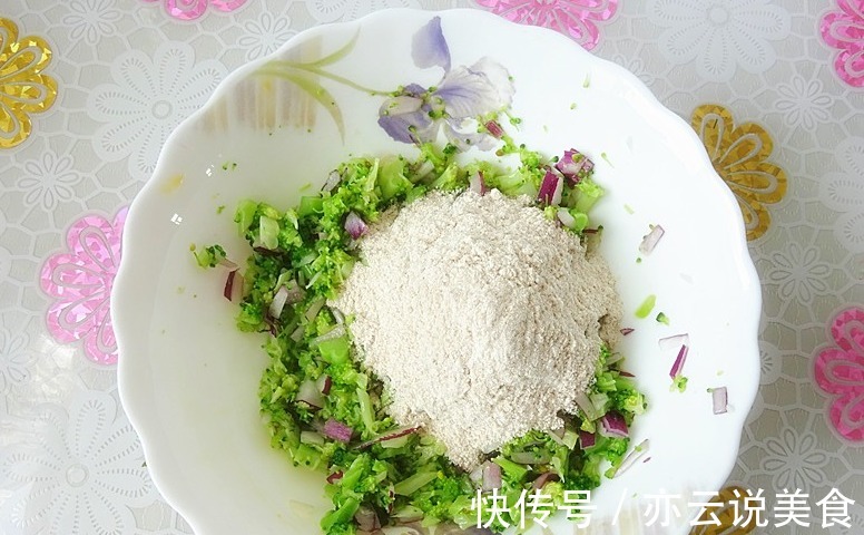 我的早餐饼火了，顶饱又低脂，同时还能润肤，最适合早秋