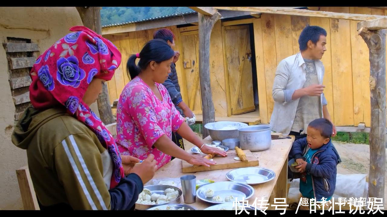咖喱粉|尼泊尔兄弟家女儿长大了，引无数帅哥到家中玩，一起包猪肉饺子