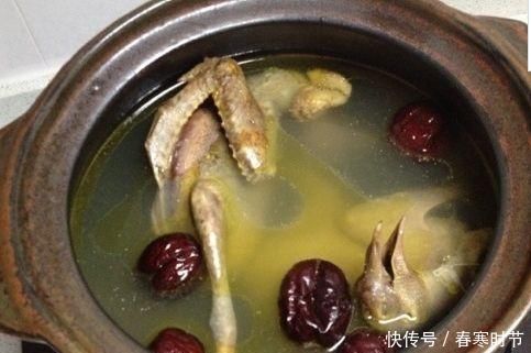 为什么炖出来的鸽子汤有腥味？大厨：加了这2味，没腥味就怪了