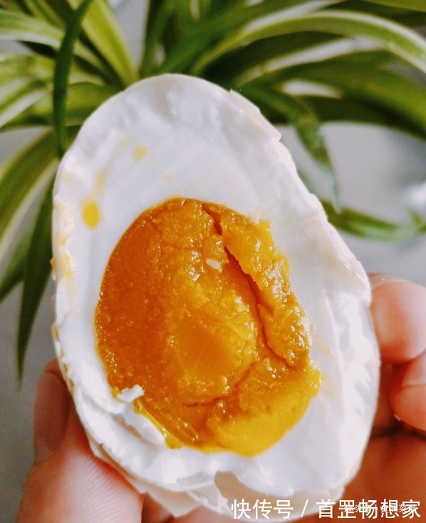 独家|独家腌制咸鸭蛋，不用坛子不用泥，28天个个流油起沙，咸鲜甘香