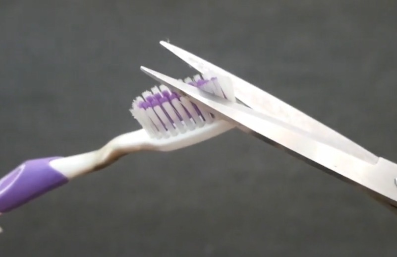 把牙刷毛剪短一半，放厨房里全家人抢着用，太实用了早学早受用