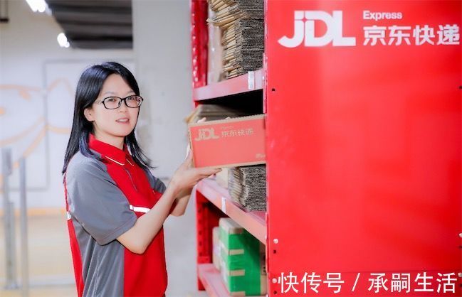 唐杨君|感动！14年老员工、守护百岛的女快递站长敲响上市锣声