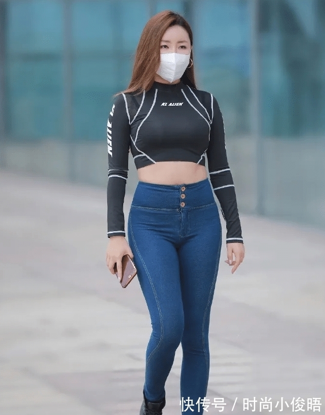 修身长|黑色短款运动衣,搭配蓝色修身长牛仔裤,尽显出青春活力的气息