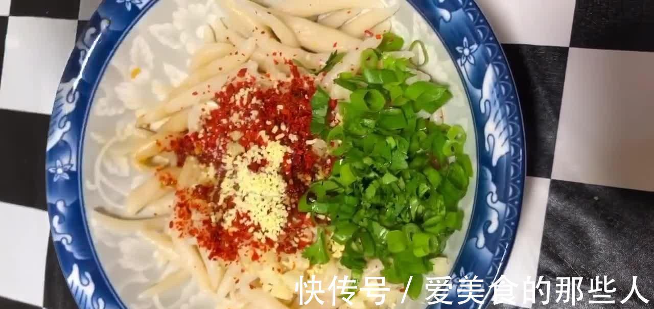 手把手教你做炝拌面鱼，口感香辣味美筋道滑溜，做法比面条简单！