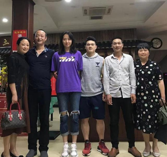 巴黎奥运会|东京奥运会大喊“还有谁”!28岁举重冠军官宣大婚,妻子美似王鸥