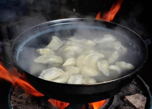 不盖|煮饺子时,盖锅盖还是不盖锅盖多数人做错了,难怪饺子老破皮