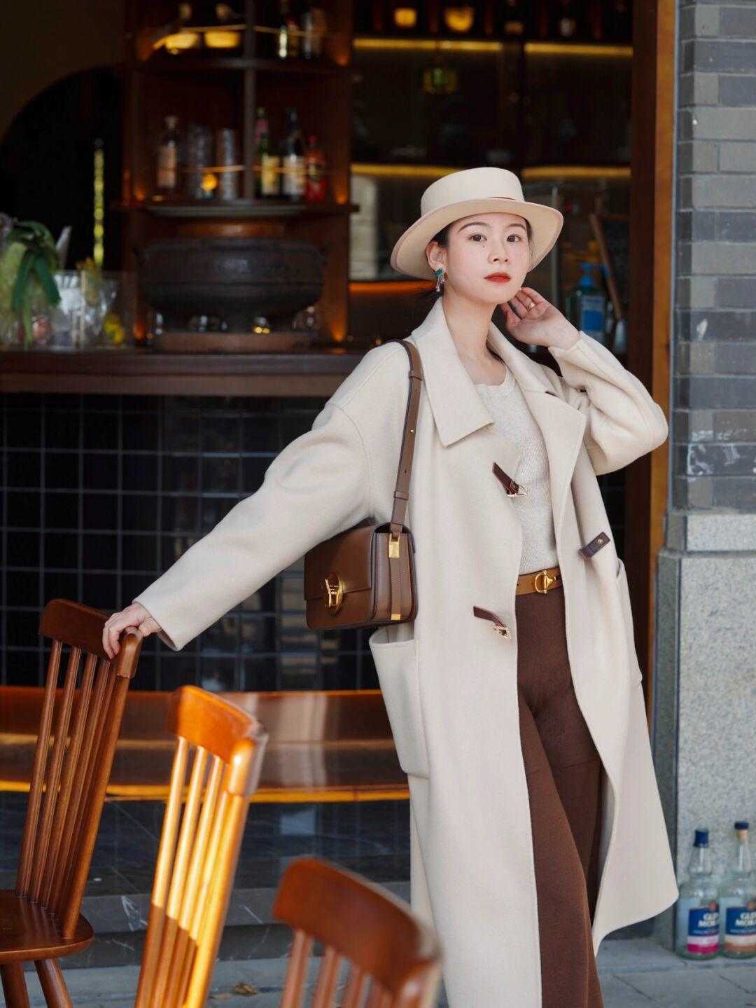 浅色系 求你别穿羽绒服了,大衣才是今年的必备品,优雅显气质