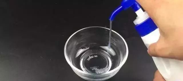 运动鞋千万别用清水洗，教您一招，鞋子干净不变形，省时又省力