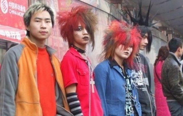 泡面|12年前的“杀马特”,靠着一碗泡面在网吧通宵,如今过得怎么样?