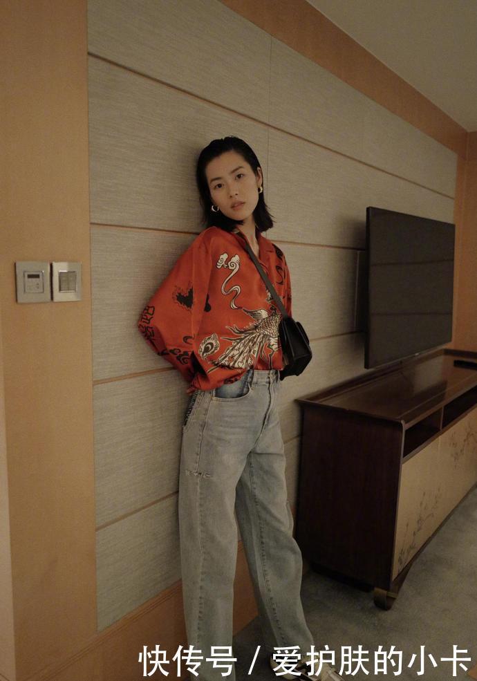 刘雯|刘雯中性风穿搭太赞，牛仔服配大短裤简约时尚，清爽干净真帅气