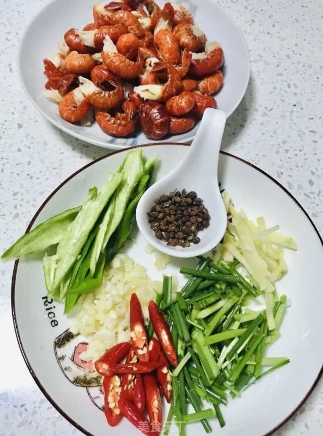 麻辣小龙虾紧实饱满,麻辣鲜香,超过瘾