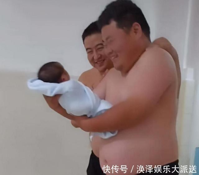猪八戒|爸爸和舅舅抢着抱新生儿火了,画面太喜感,像极了猪八戒看人参果