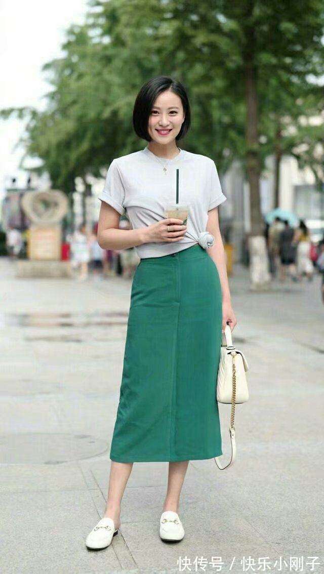 搭配 简洁的版型同样非常好搭,牛仔裤搭配让你更有淑女范