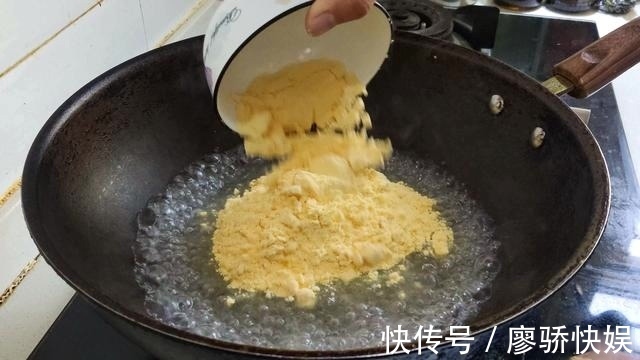 窝窝头|玉米面最好吃做法,开水锅里一倒,瞬间变美味,全家老小都爱吃