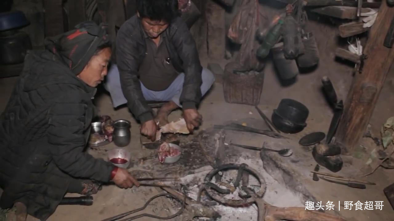 尼泊尔山区穷家吃鸡肉，打着手电筒炒菜，鸡肠不洗直接挤掉鸡粪