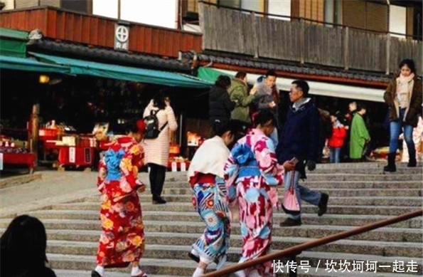 平常|日本人穿和服上街很平常,为啥我们穿汉服上街就很另类呢?