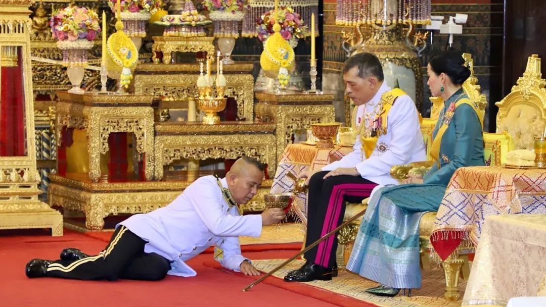 不愧|泰国贵妃被废除后，王后首次出现面不改色，不愧是见过世面的人！