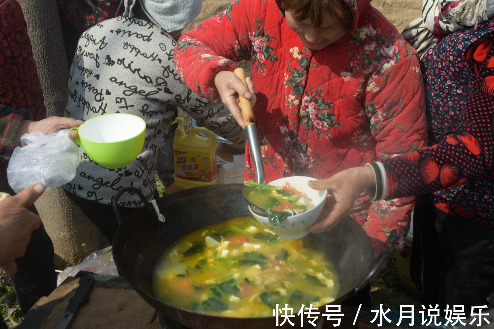 壮观|农村难得一见的大锅饭,一手捏3个馒头蹲地吃,场面壮观
