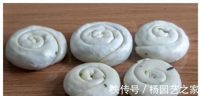 锅盔|韭菜木耳新吃法，做法比锅盔简单，比煎饼好吃，早餐连吃3天不腻