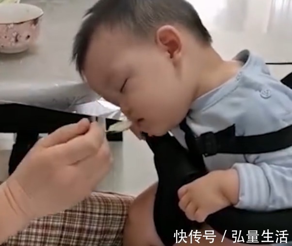 睡眠质量|最敬业干饭人!萌娃被喂饭时努力保持边吃边睡,网友:嘴巴很敬业