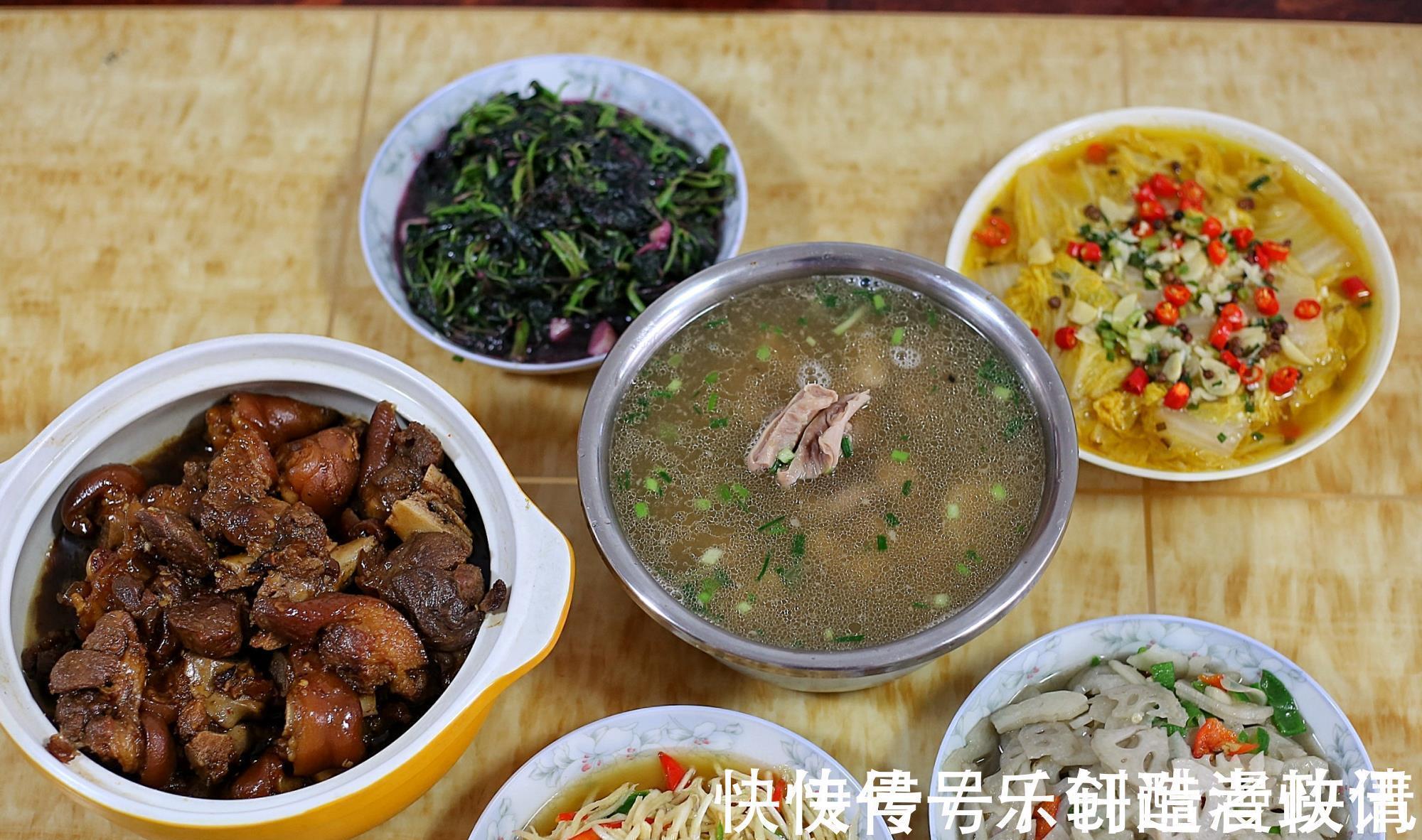 回娘家吃饭,妈妈做的一桌菜,晒朋友圈火了,网友还是亲妈疼人