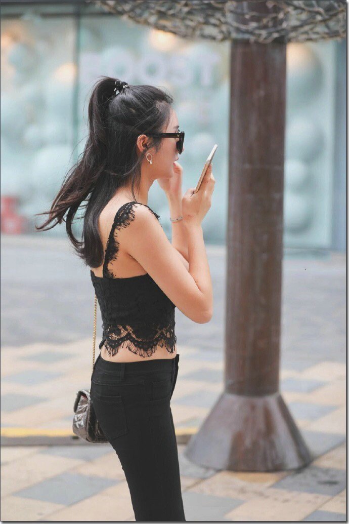 紧身|时尚街拍紧身牛仔凸显身材,小蛮腰才是重点