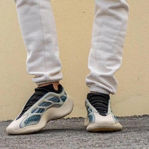 小程序突袭登记！Yeezy 700＂杰尼龟头＂配色发售，炒价2k多？