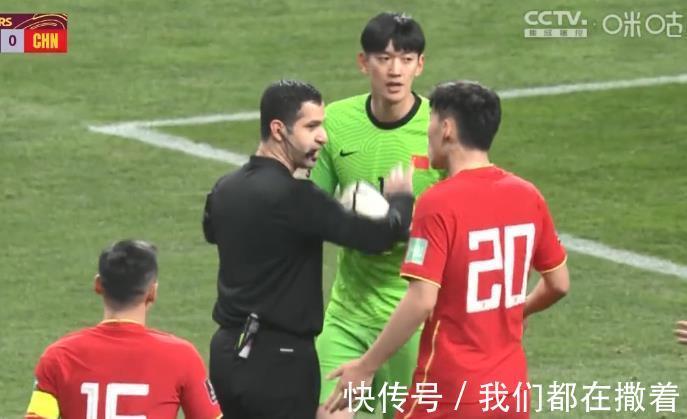 国足|0比1,开场13分钟丢球!中国队陷入绝境,黄健翔董方卓怒批队员