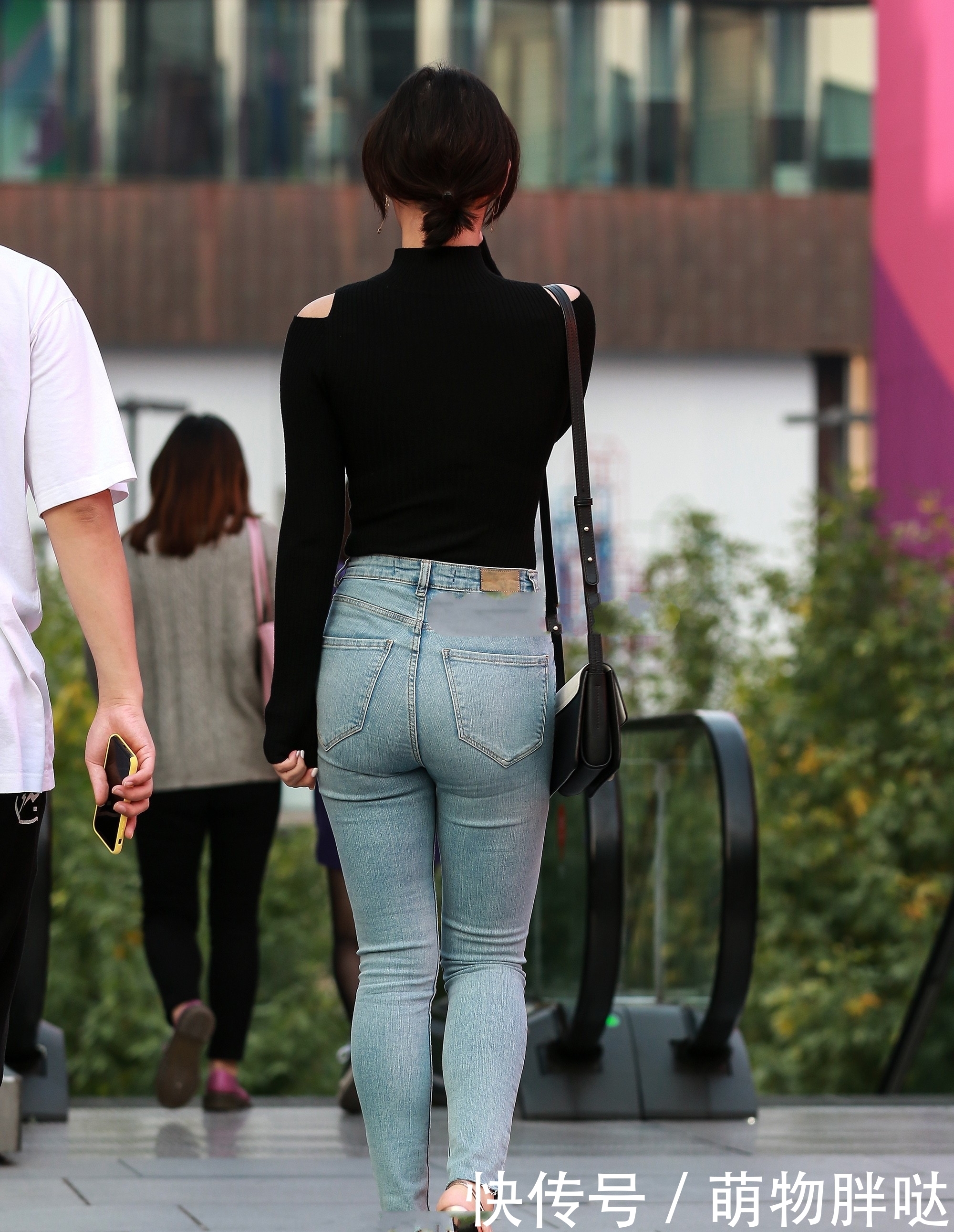 高领|黑色高领上衣,搭配牛仔裤,简单大方