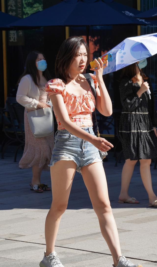 如何把牛仔短裤穿出时尚感? 基础色配粉色, 时髦减龄又淑女