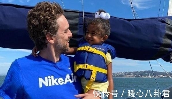科比|复制粘贴!瓦妮莎晒三公主萌照,笑起来真像老大,太可爱了