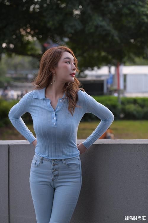 魅力 只有这样的她,这身打扮,才能显得魅力十足