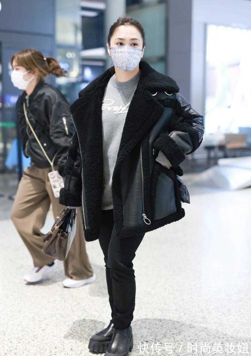 小脚裤 阿娇终于穿对一回,皮毛一体外套配小脚裤走机场,显瘦10斤不止