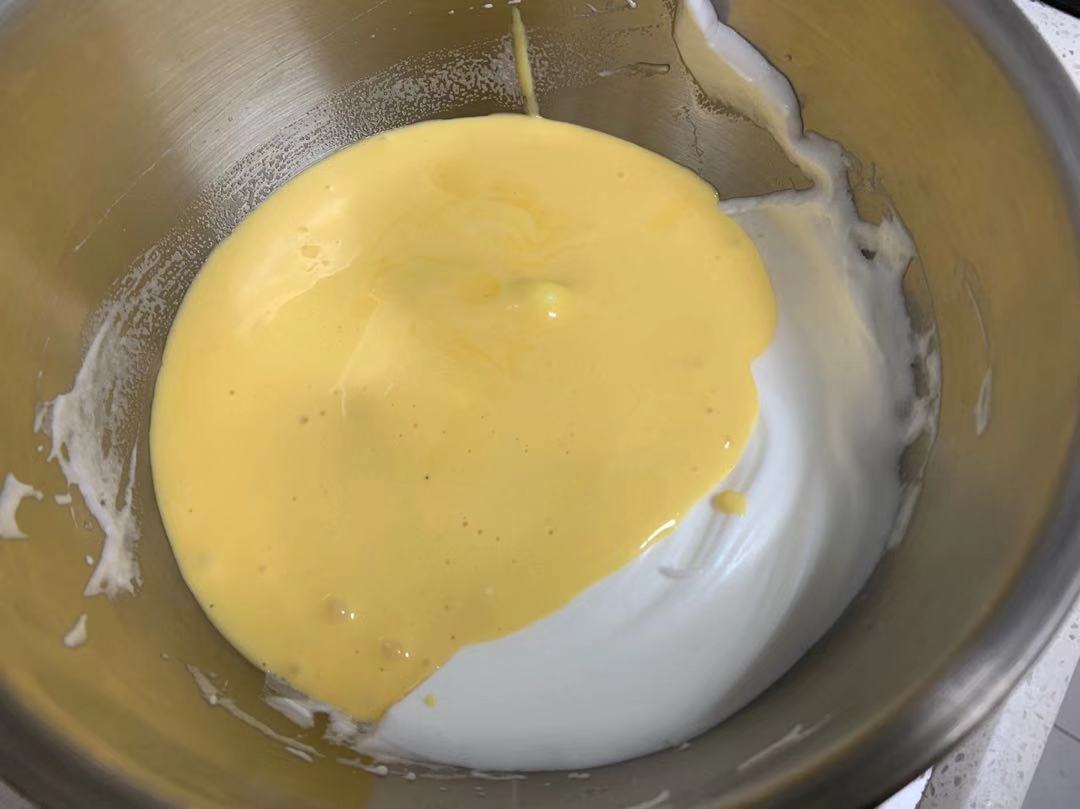 这蛋糕比肉松面包还好吃,奶香浓郁,细腻香软,咬一口还爆浆