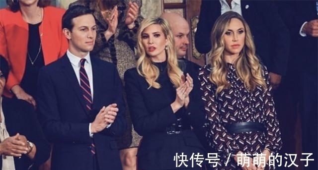 继母|伊万卡终于换回偏分卷发!烈焰红唇配拼色套装,赢了继母和妹妹