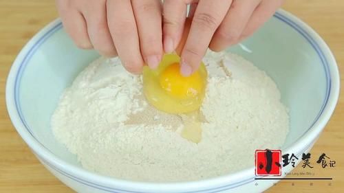 油饼这样做太好吃了，不加泡打粉，蓬松酥软越嚼越香，简单易学