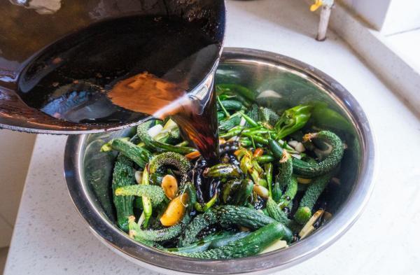 干净|腌黄瓜不能直接撒盐,记住个细节,黄瓜更脆更入味,2个月都不坏