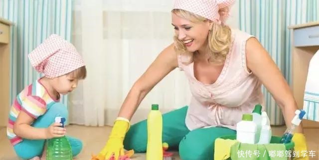 小女儿总说头皮痒，妈妈用手电筒一照，身上的鸡皮疙瘩都起来了！