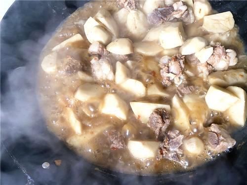 排骨|芋头烧排骨好吃有诀窍,多一步芋头白又粉,美味下饭,一盘不够吃