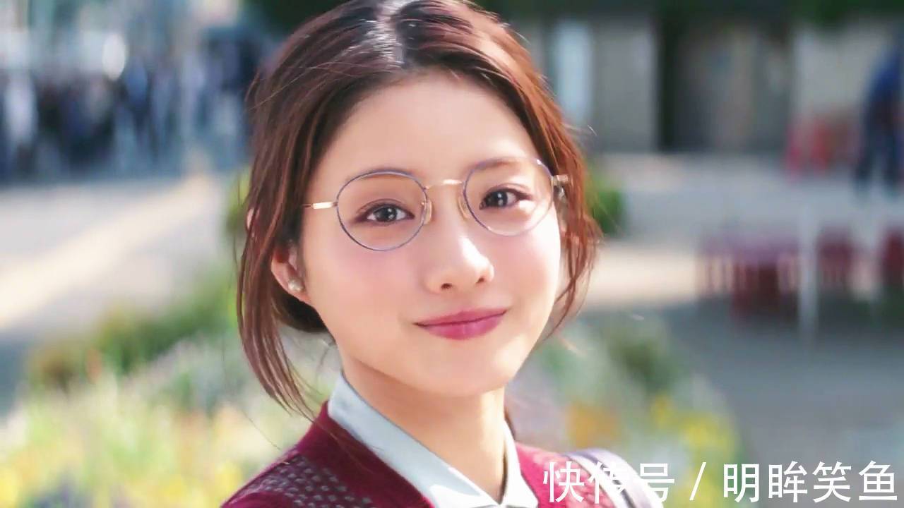 |搞笑GIF趣图：这么漂亮的老师给我加油打气，上课都认真了