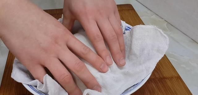 我家面粉就爱这样做,加4个鸡蛋,做法比麻花简单,比油条都好吃