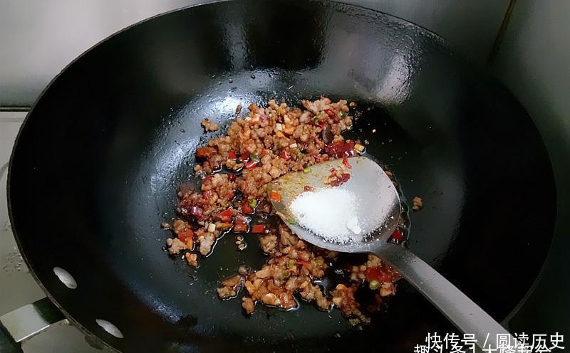 嫩豆腐做出鱼香味，鲜香滑嫩、酸甜微辣，超下饭