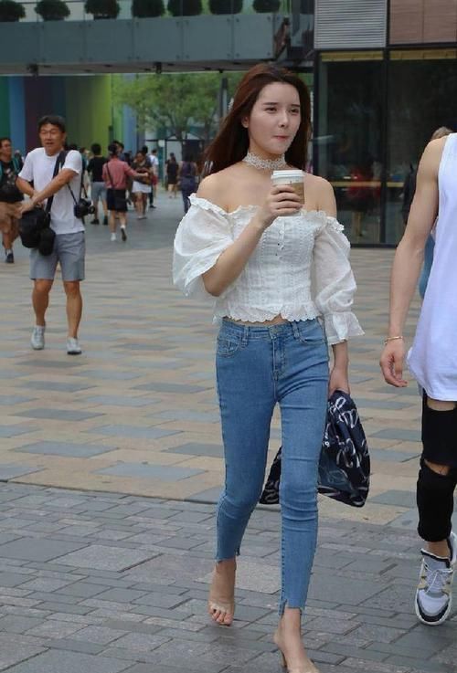 尽显|凹凸有致小姐姐,牛仔裤穿出青春个性,尽显女性线条美